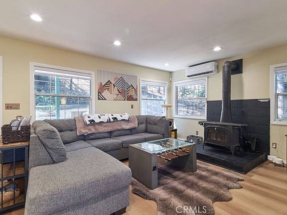 5th image of 582 Rose Ln