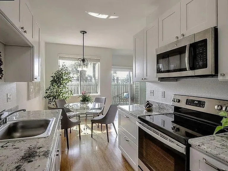 185 Lakeshore Ct — Photo 9