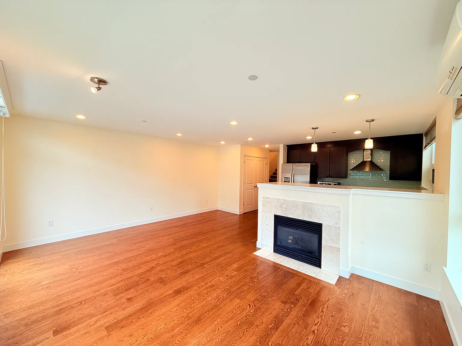 3 bed, 1450 sqft, $3,850 — Photo 2