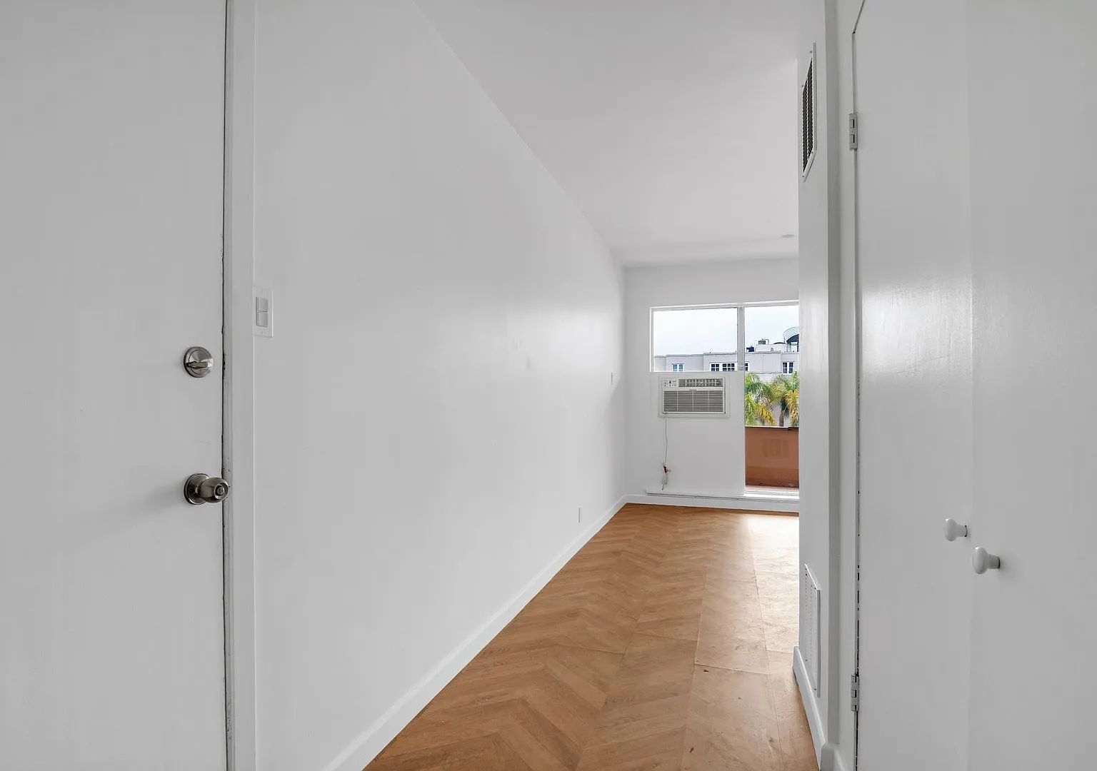 542 Glenrock Ave — Photo 3