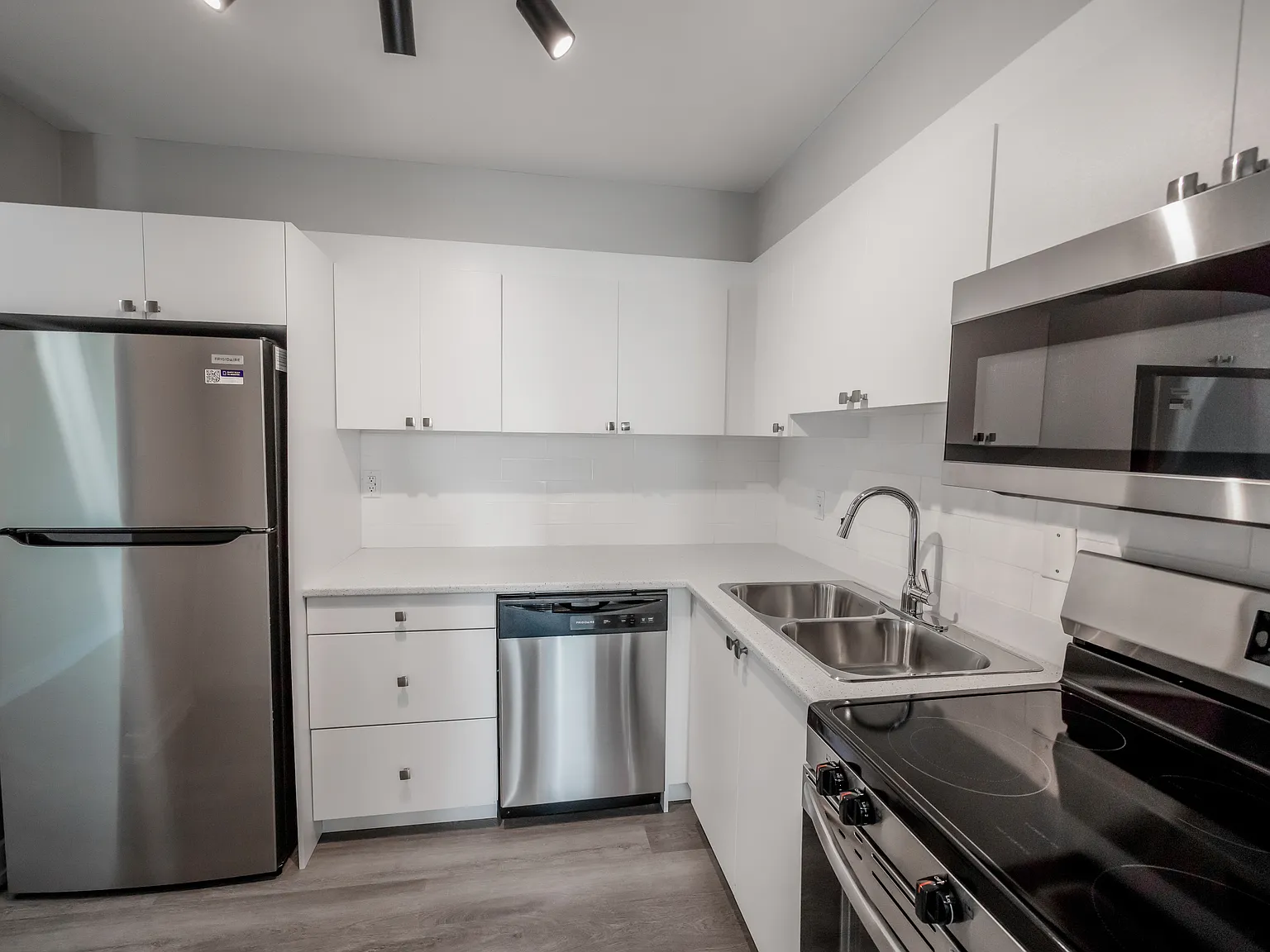 3575 Kaneff Crescent — Photo 3