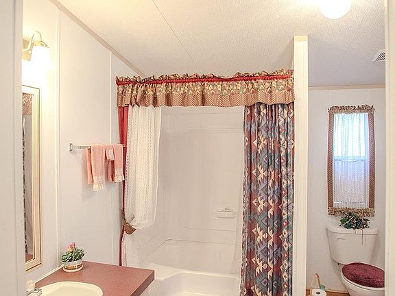 4th image of 204 Hemlock Cir