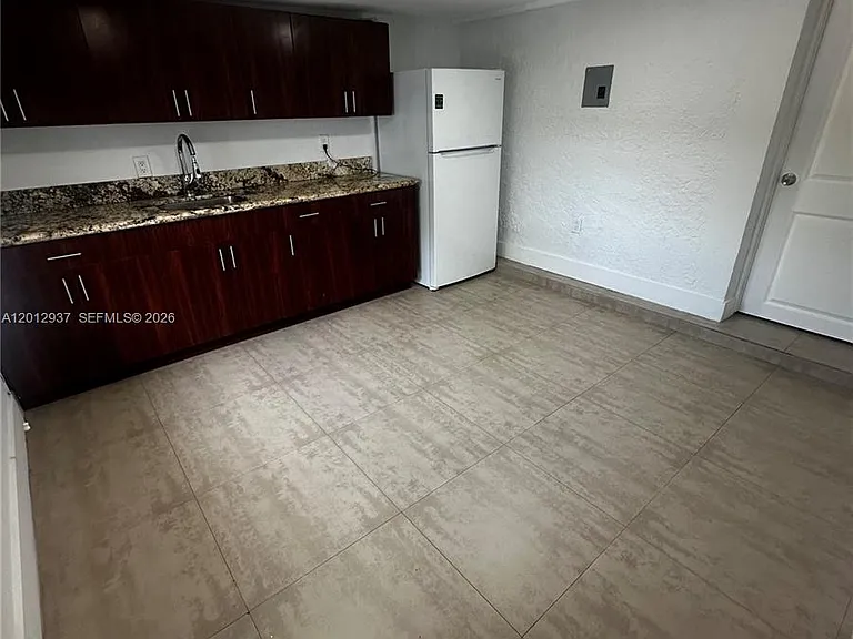 18560 SW 128th Ave #B — Photo 2