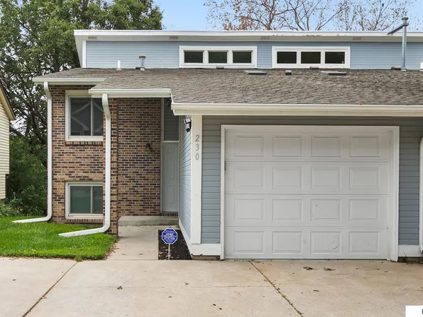 230 Parkside Ln, Lincoln, NE 68521