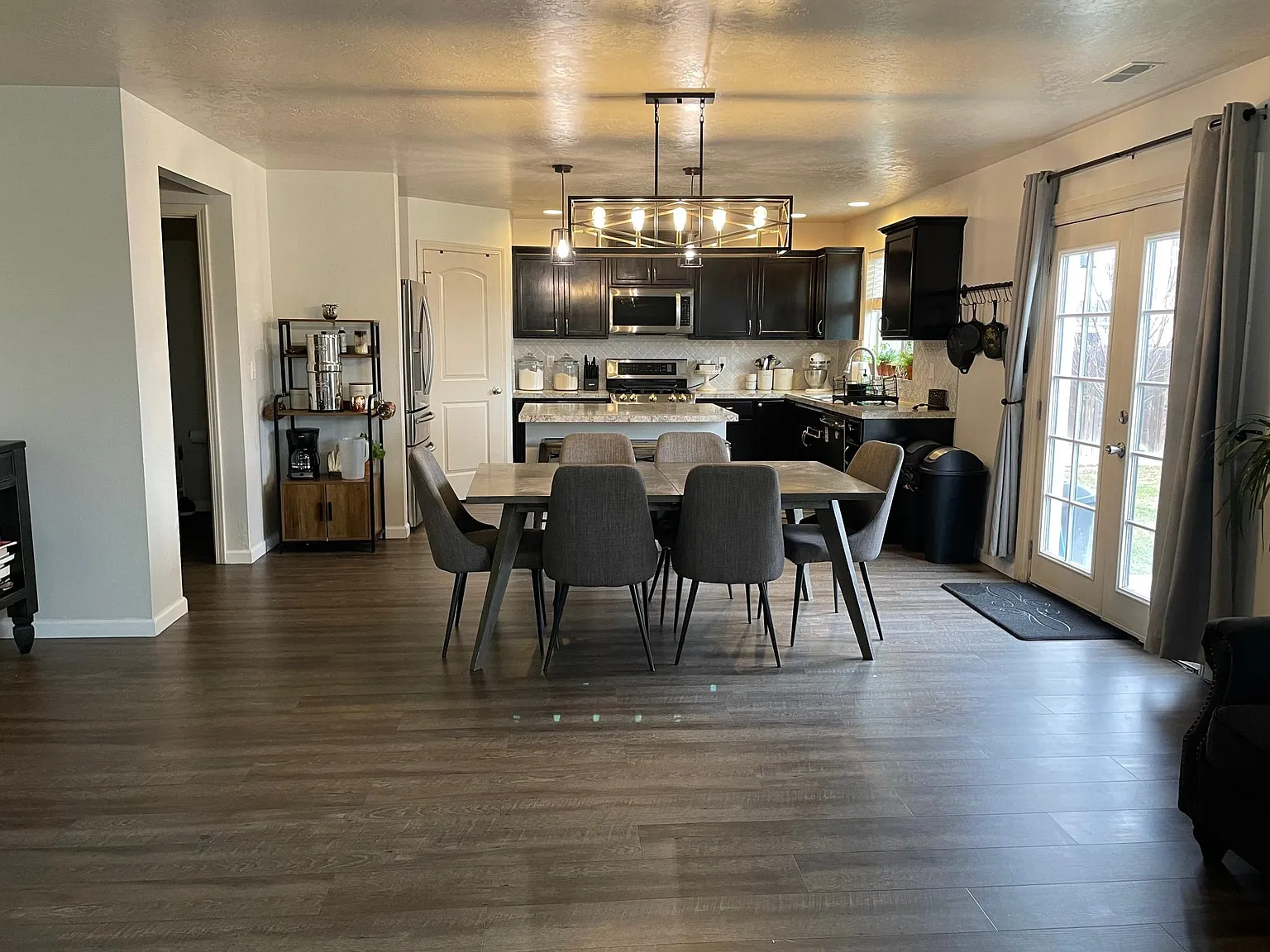 5 bed, 2.5 bath, 2651 sqft, $2,600 — Photo 2