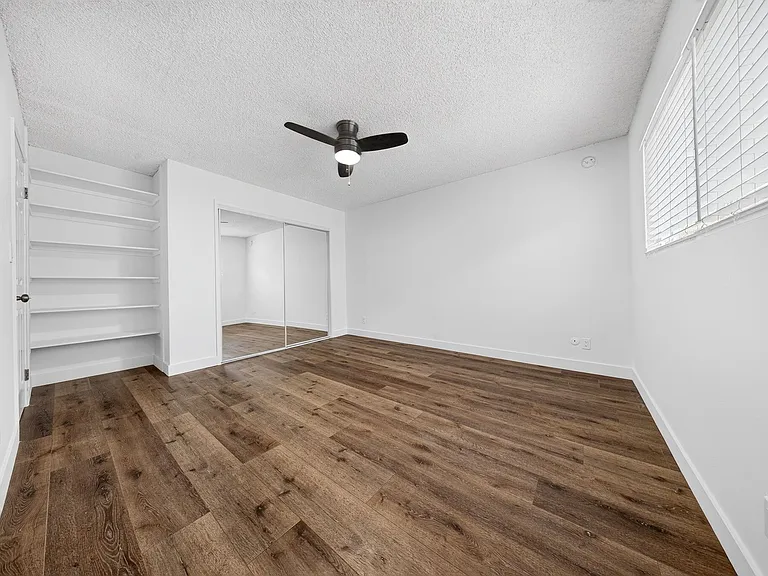 20353 Saticoy St — Photo 33