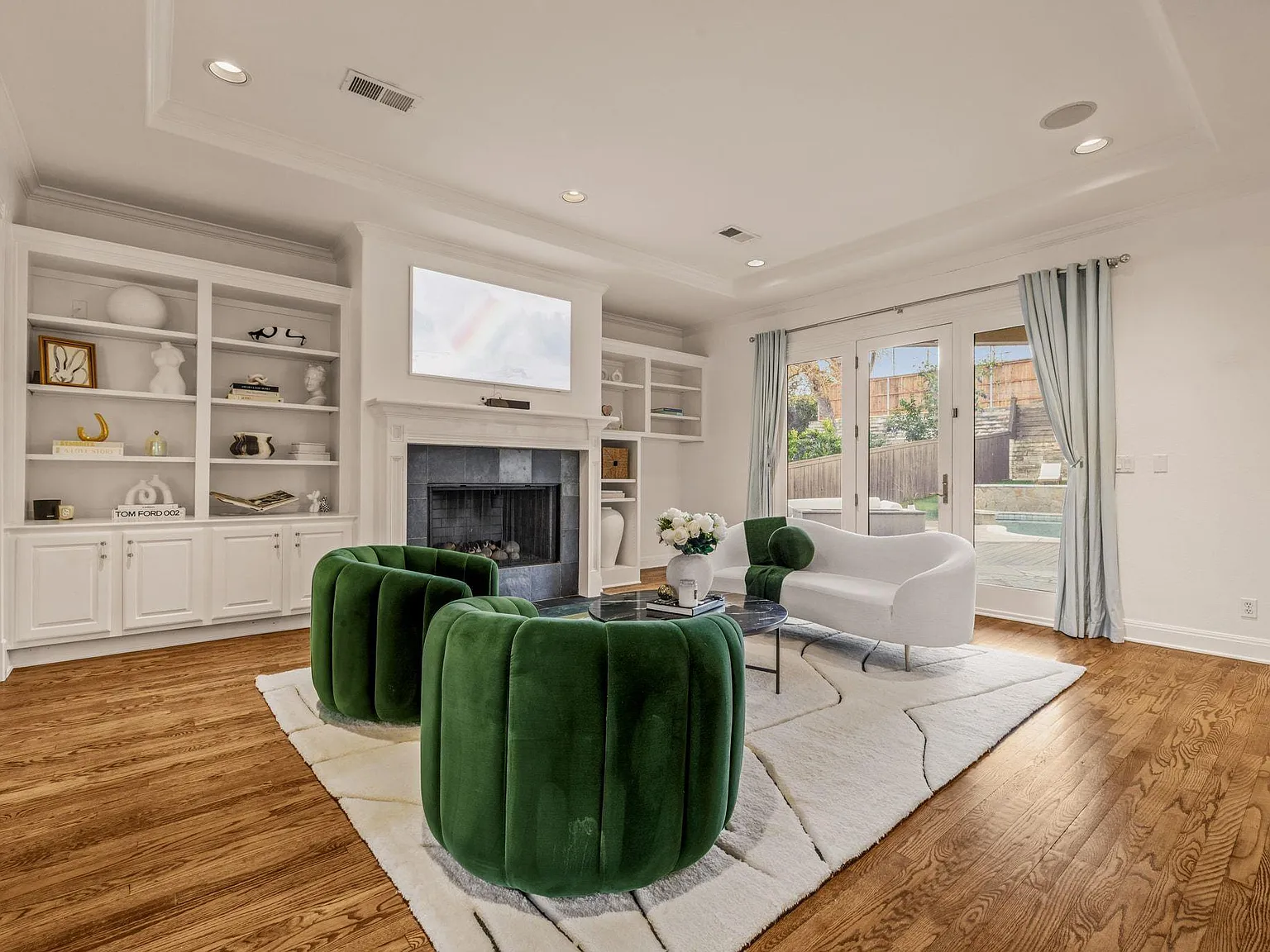 5 bed, 3.5 bath, 3744 sqft, $14,000 — Photo 4