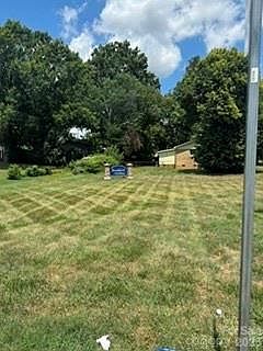 3rd image of 120 S Hoskins Rd