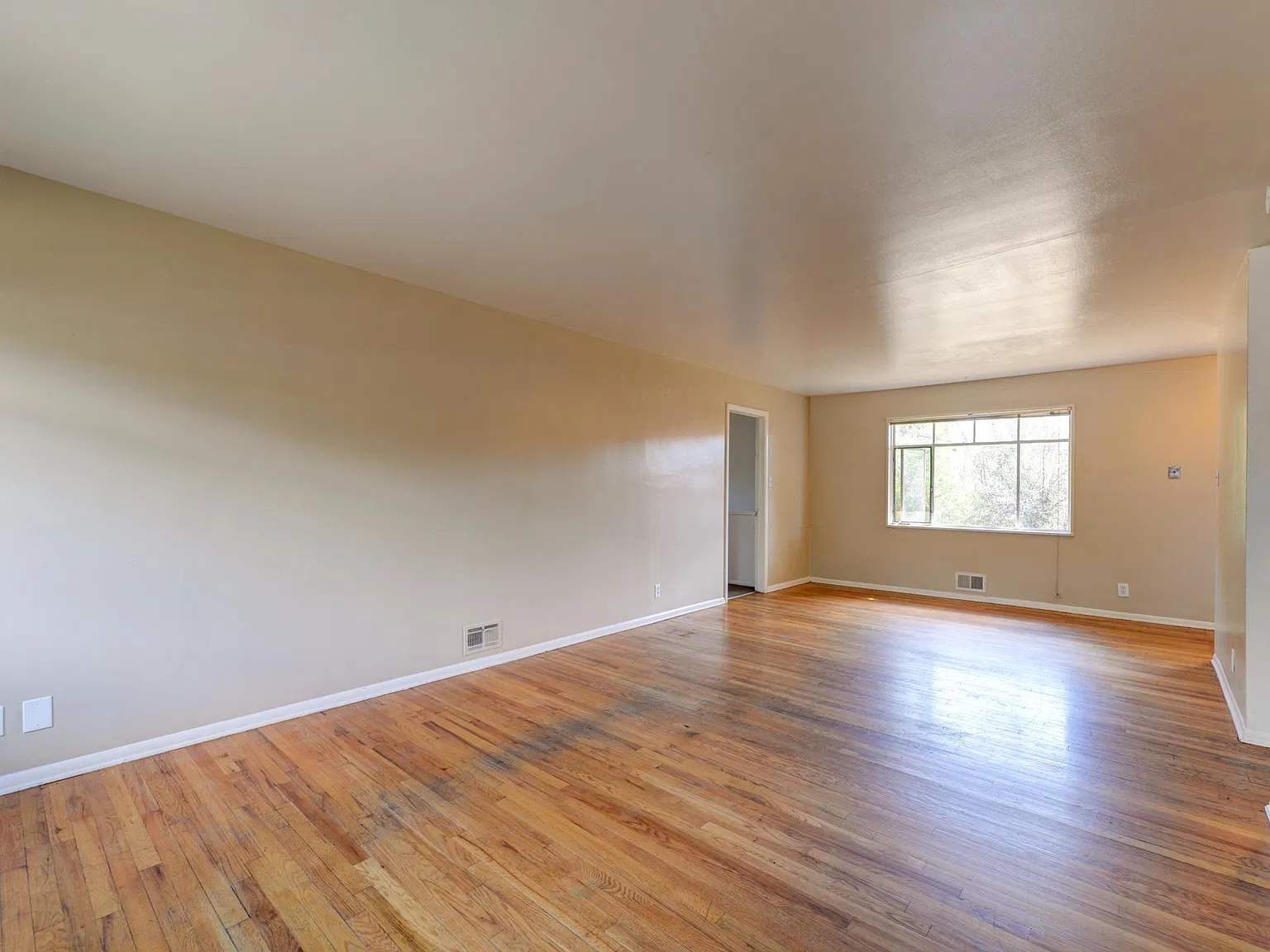 5 bed, 2.5 bath, 2524 sqft, $5,300 — Photo 3