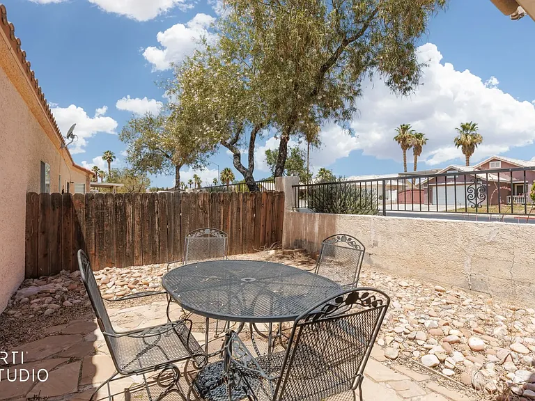 553 Emperor Ln — Photo 22