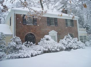 24 Laurel Ln, Roslyn Heights, NY 11577