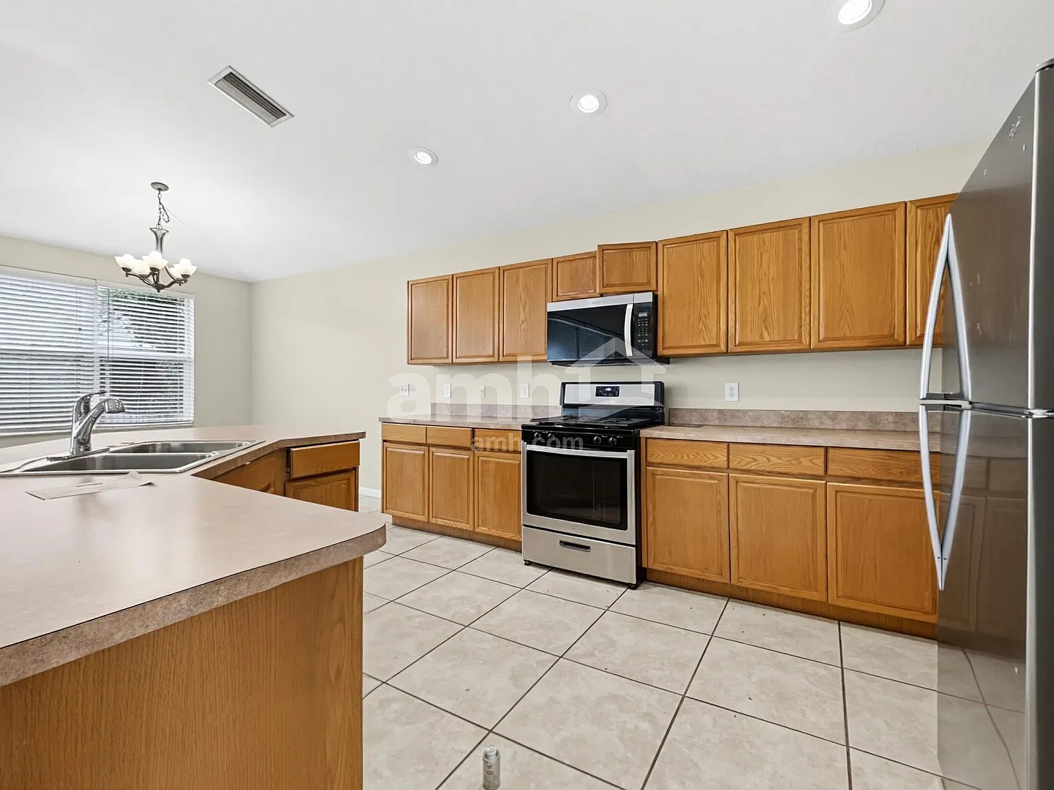 4 bed, 2.0 bath, 2449 sqft, $3,015 — Photo 4