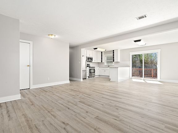 4th image of 1005 Crawford Rd
