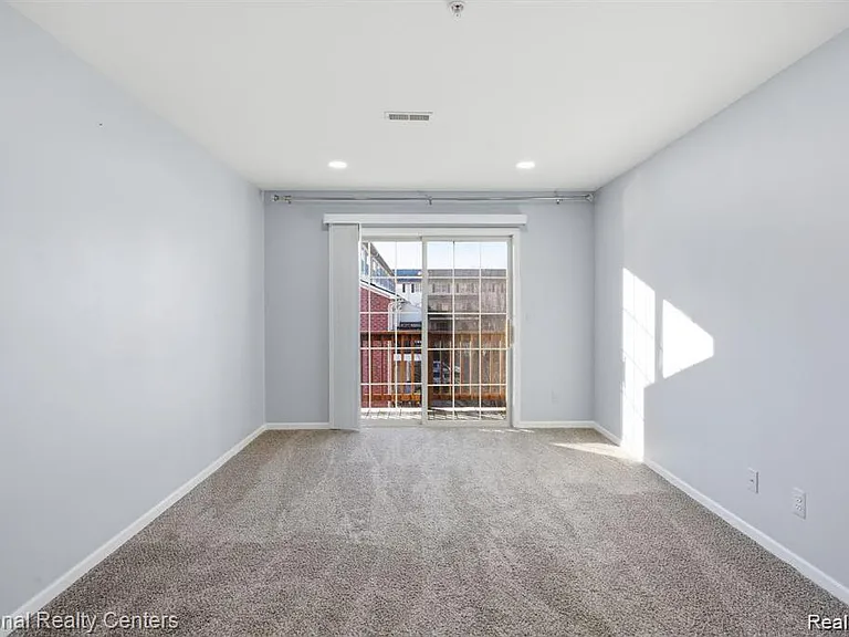 16878 Farmington Rd — Photo 10