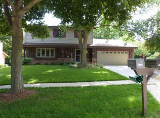 6680 Hill Ridge Dr, Greendale, WI 53129