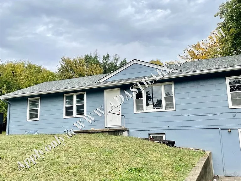 4904 NE 44th Ter — Photo 1
