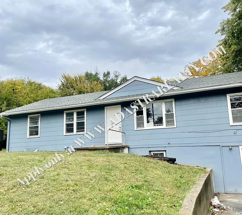 4904 NE 44th Ter