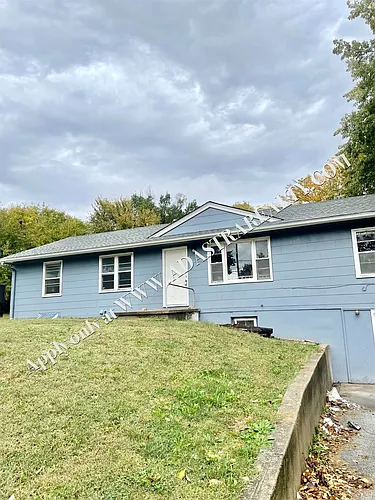4904 NE 44th Ter Photo 1