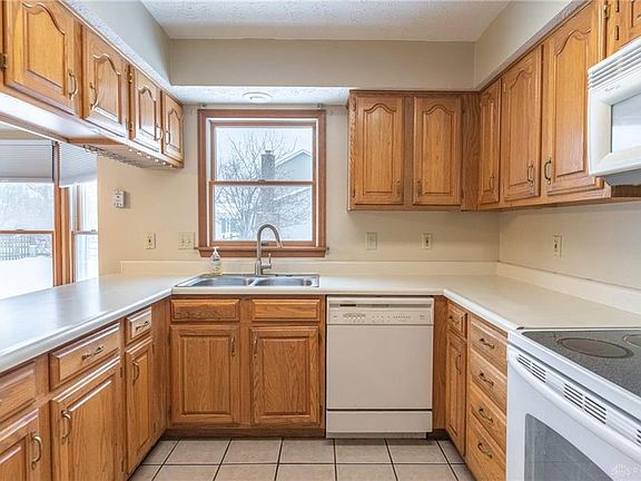 4th image of 924 Decker Dr