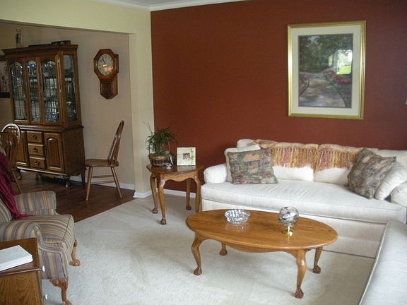 Living room/dining area