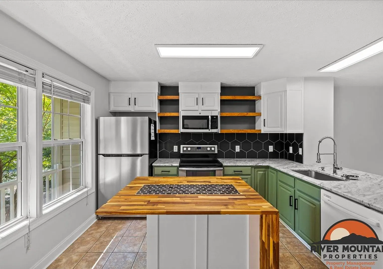 Modern Townhome in Oak Tree Community — Photo 1