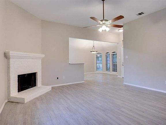 3rd image of 1307 Old Knoll Dr