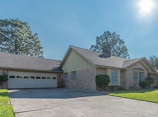 905 Friars Ln, Baytown, TX 77521
