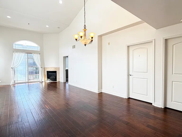 5132 Maplewood Ave #305 — Photo 2