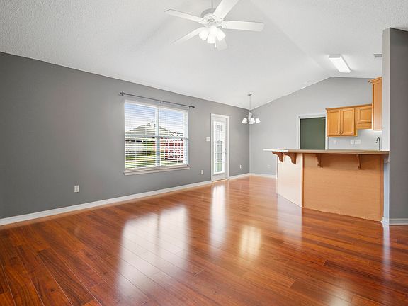 4th image of 13985 Maddie Cir