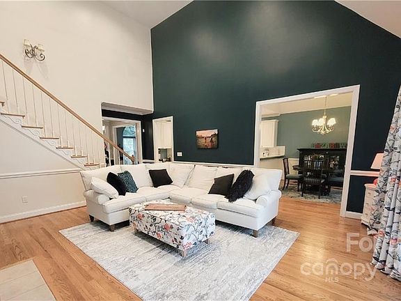4th image of 704 Carrollton Pl