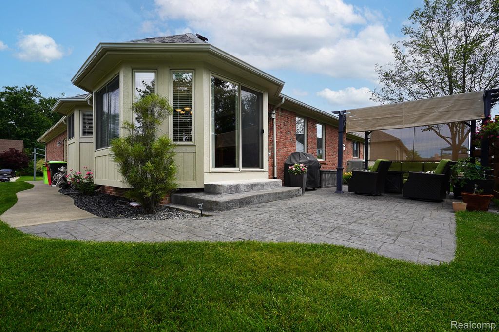 16154 White Water Dr, Macomb, MI - More