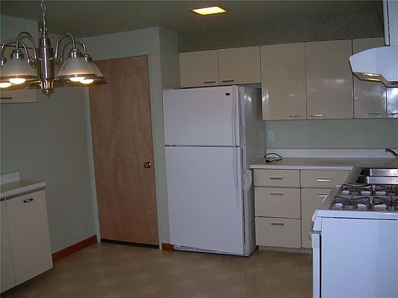 3rd image of 122 Shannon Heights Dr