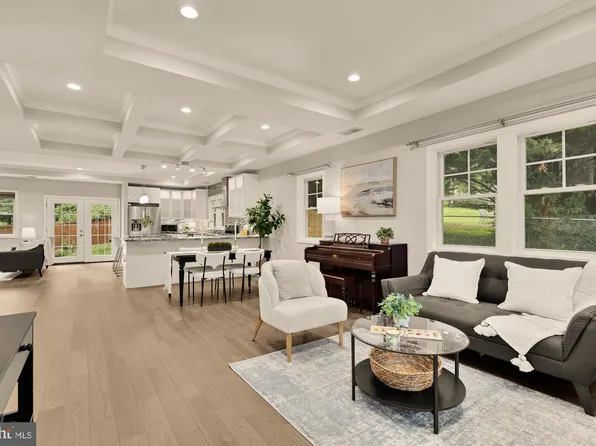 3124 Chepstow Ln, Falls Church, VA 22042