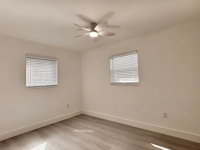 721 N 68th Ter — Photo 10