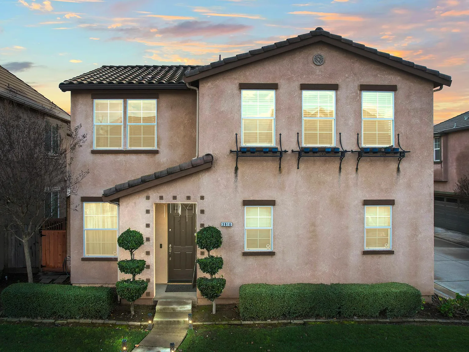 4 bed, 2165 sqft, $3,300 — Photo 2