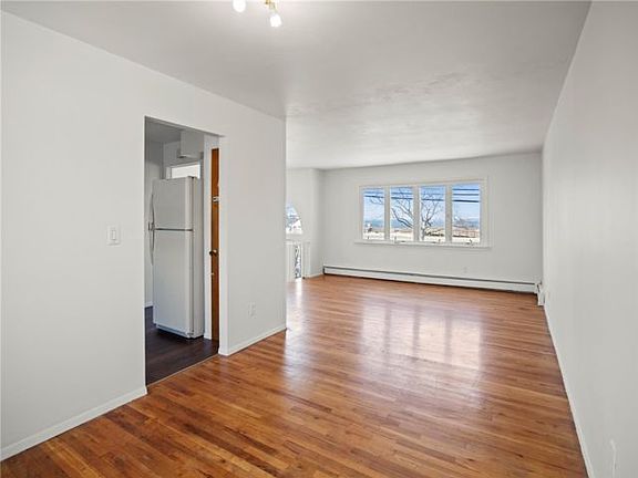 2nd image of 370 Bayville Ave