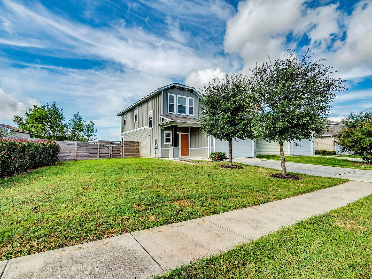 4 bed, 2.5 bath, 2042 sqft, $1,975 — Photo 4