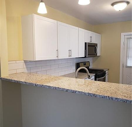 5th image of 223 E Elm St