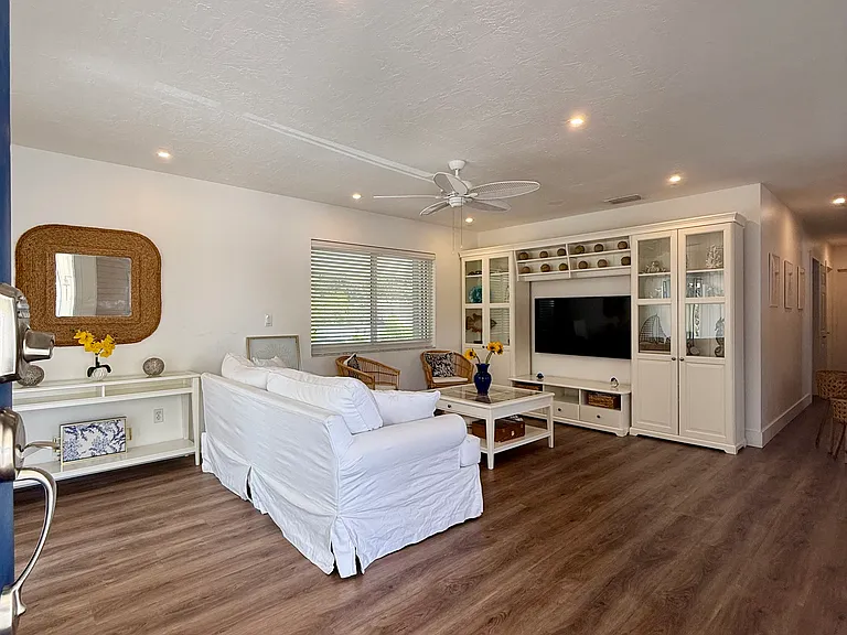 103 Marina Ave — Photo 2