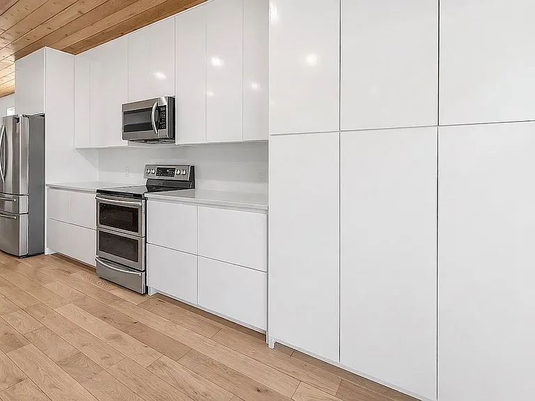110 SE G Ct — Photo 5