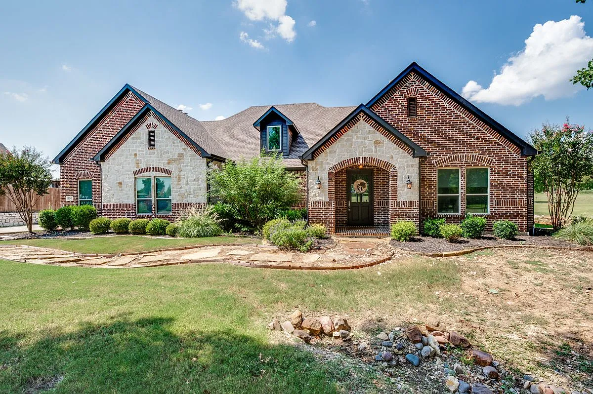 3 bed, 2.5 bath, 2502 sqft, $3,000 — Photo 1