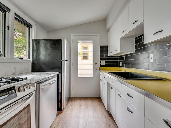 4th image of 35 Melbourne Ave SE #B