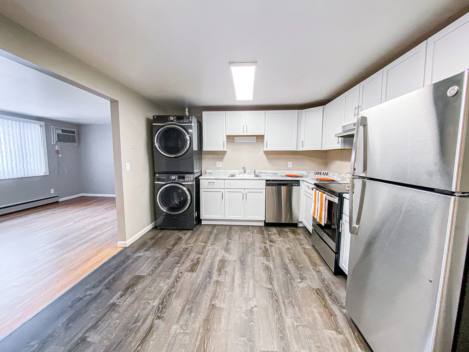 2 bed, 758 sqft, $1,405 — Photo 2