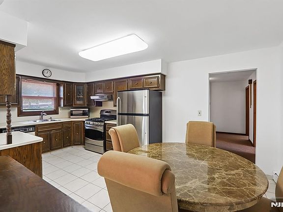 3rd image of 355 Chestnut Ave