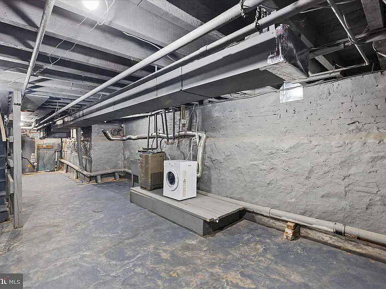 231 S Broadway — Photo 27