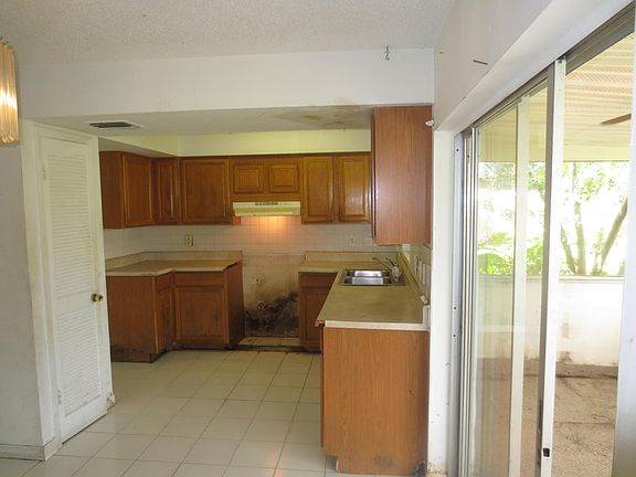 5th image of 315 NE Cullman Court