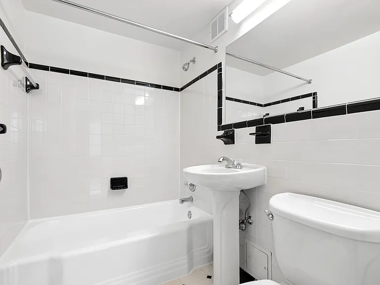 Quebec House Apartments — Photo 27
