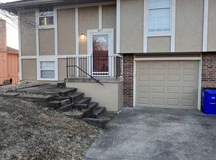 407 NE Ash Ct, Lees Summit, MO 64063