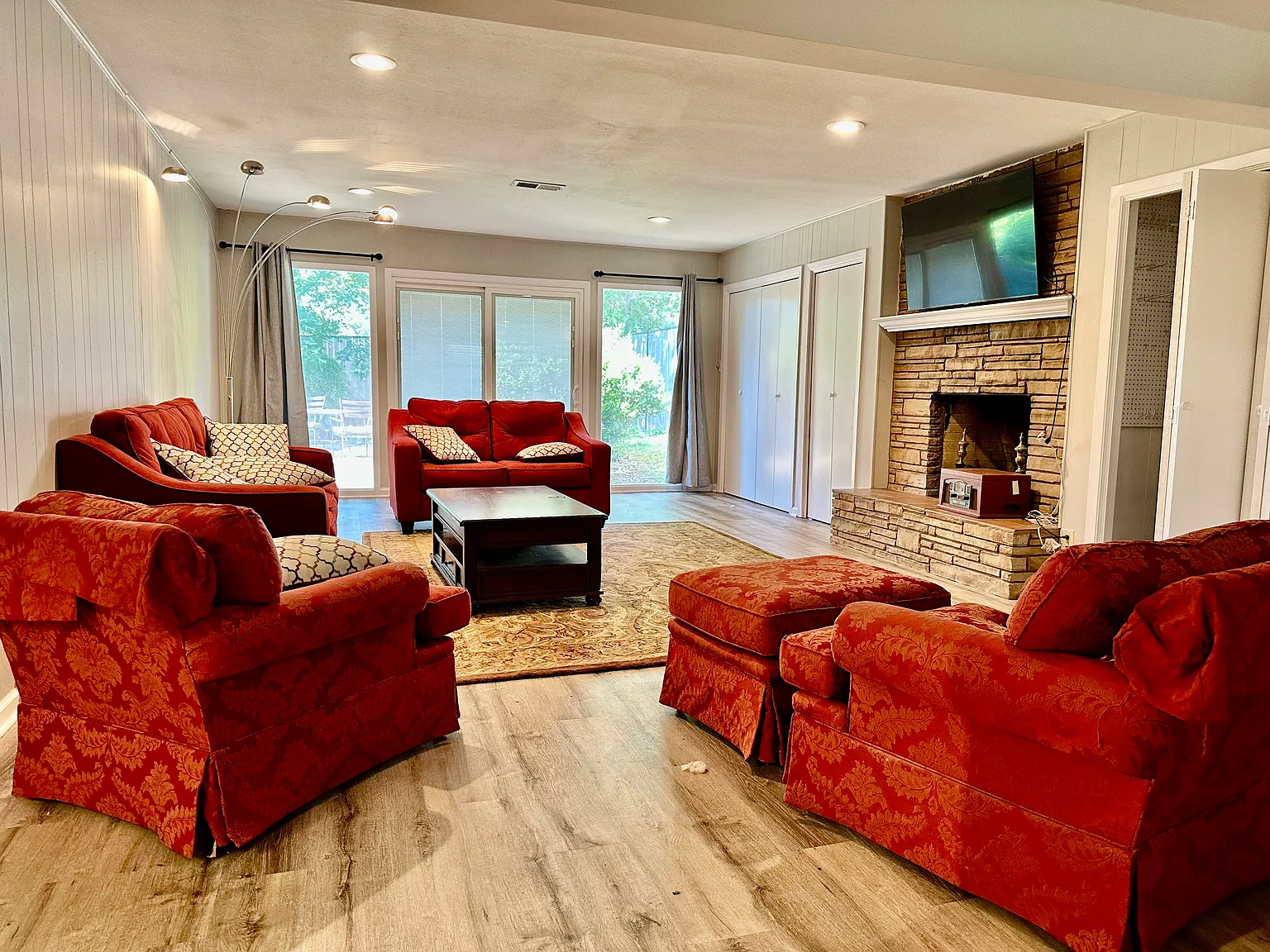 1907 Forest Hill Dr — Photo 1