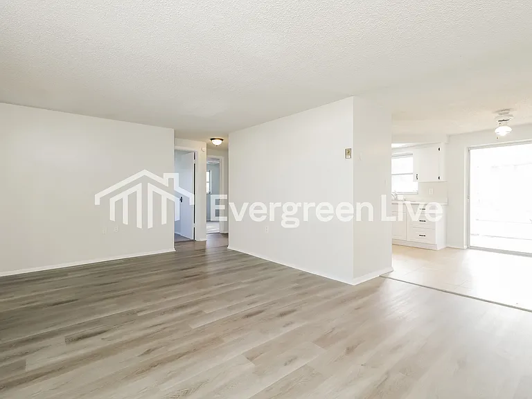 1146 Classic Dr — Photo 4